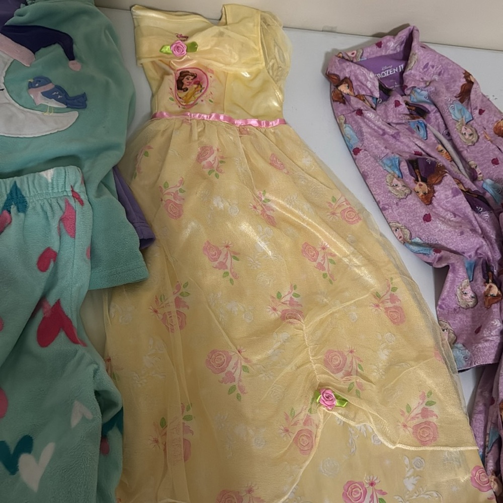 Bundle 2 Girl pijamas and 1 Bella nightgown size 5-6 - Picture 8 of 10